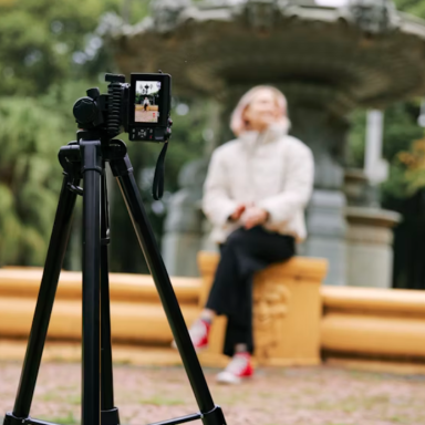 Інфлюенсер — це хто простими словами: повний гайд від Rocketmen для бізнесу в Україні (2025-2026)