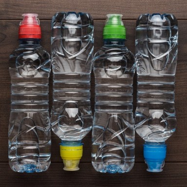 Пластикова пляшка для мінеральної та питної води