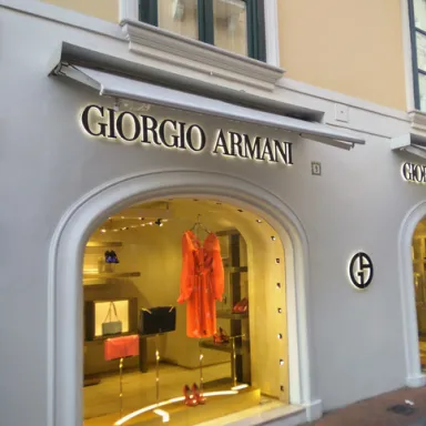 Как логотип Армани отражает философию бренда?